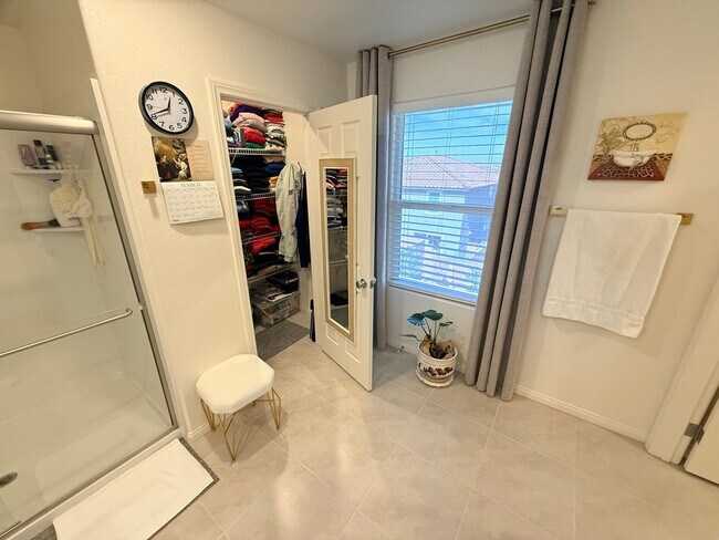 Building Photo - Gated NW community 5Bed