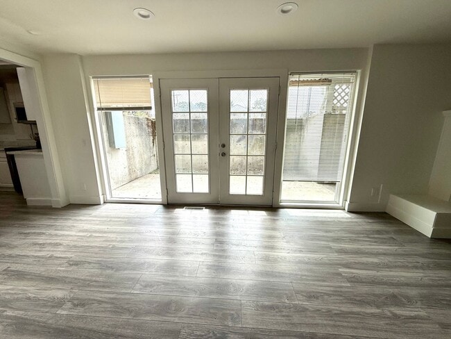 Building Photo - Stylish 2-Bed Tacoma Home