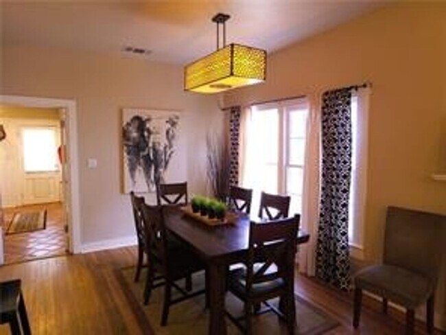 Building Photo - Available: Updated, spacious Tarrytown 4 bed / 4 bath, furnished or unfurnished