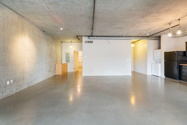 Building Photo - Old Town Lofts - South Facing Studio w/par...