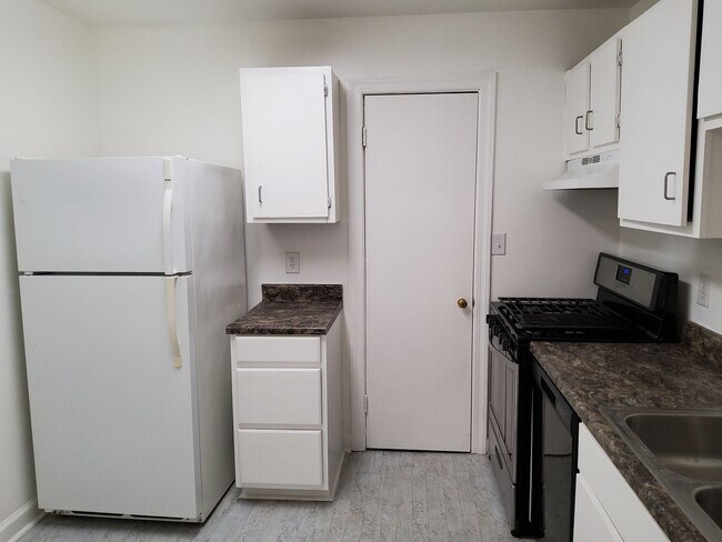 Building Photo - 2841 Tully Square