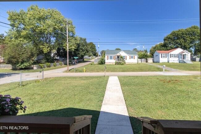 Building Photo - 524 Midlake Dr NE