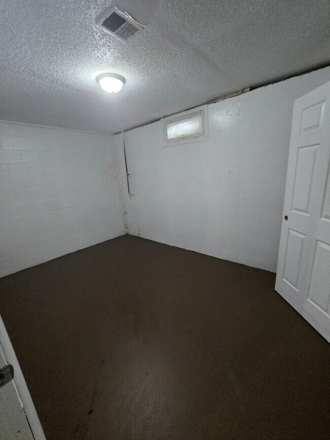 Building Photo - 3 bed 1 bath with partially finished basement & fully fenced in yard