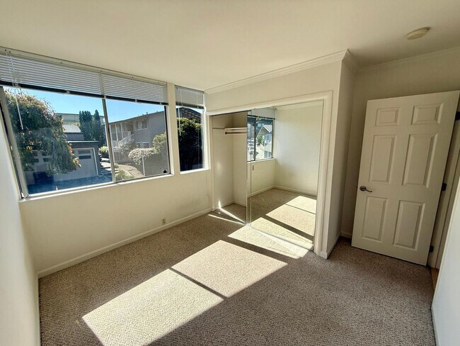Building Photo - BEAUTIFUL UPPER 3BD/2BA UNIT PLUS BONUS ROOM. TIBURON CONDO. MT.TAM VIEWS!
