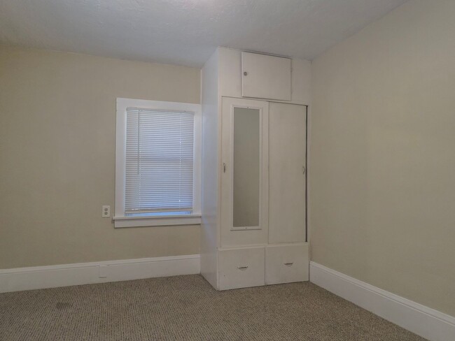 Building Photo - 2 Bedroom Cottage with in walking distance...