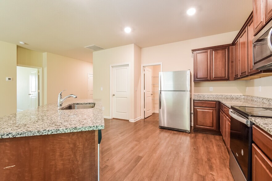 Building Photo - 140 Innis Brk Cir