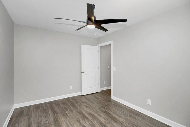 Building Photo - 4044 Dinglewood Ave