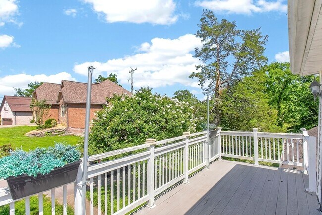 Building Photo - 3008 Lakeshore Dr
