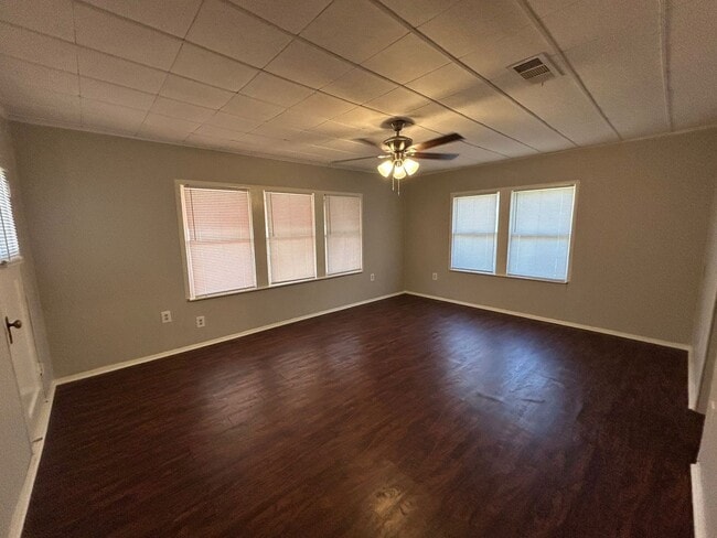Building Photo - Large Bedroom Waco Home