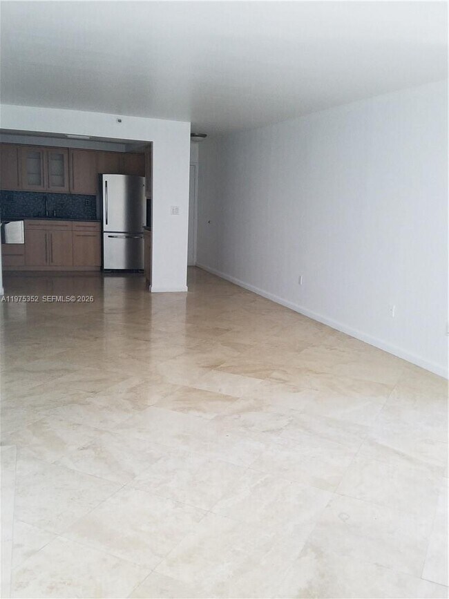 Building Photo - 2457 Collins Ave