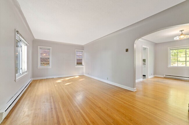 Building Photo - Duluth MN 5-Bedroom - 2-Bath Single Family