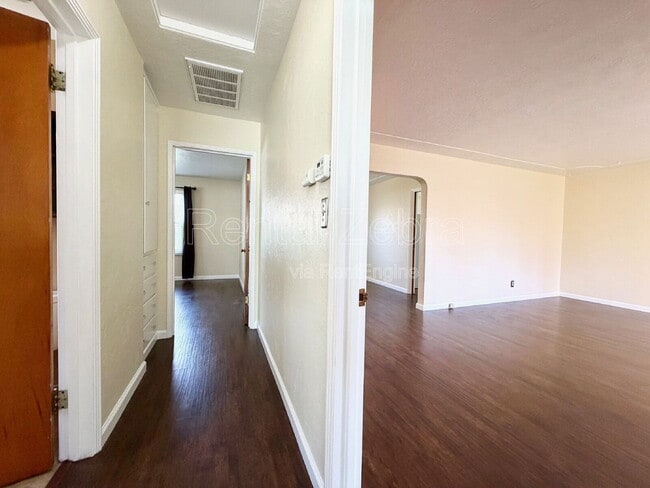 Building Photo - 1421 W 21st St