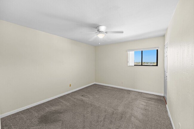 Building Photo - Oceanfront 2 Bedroom Condo with Stunning Views
