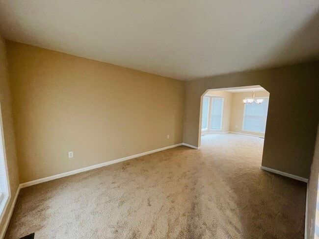 Building Photo - STAFFORD HOME - LARGE 5 BEDROOMS!