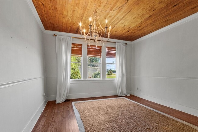 Building Photo - ASK ABOUT FREE RENT! Country Classic with Modern Convenience! Low maintenance!