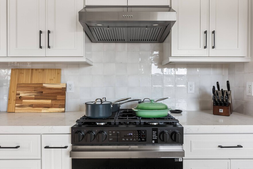 Chef's kitchen with natural sunlight and luxury appliances. Zwelling knives and Le Creuset pans. - 1823 N Ditman Ave