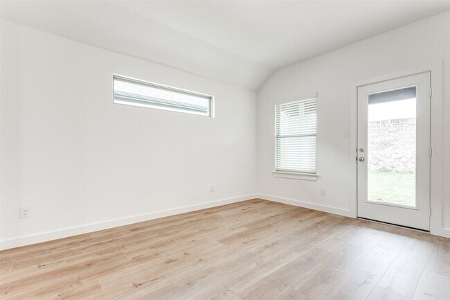 Building Photo - 4923 Bellhurst Dr