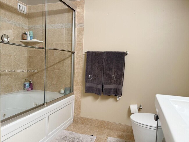 Building Photo - 800 Parkview Dr