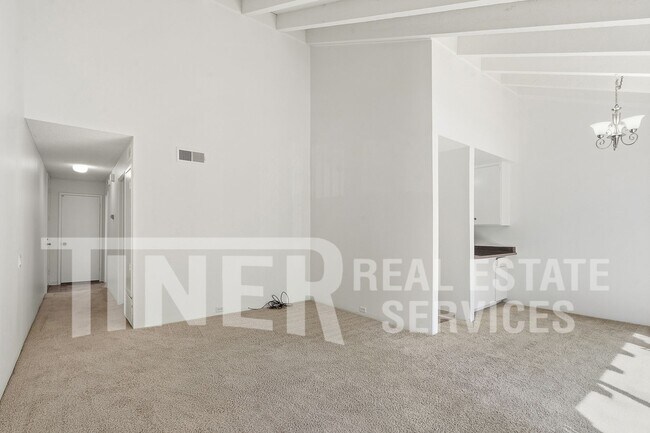 Building Photo - 730 Woodside Ln E