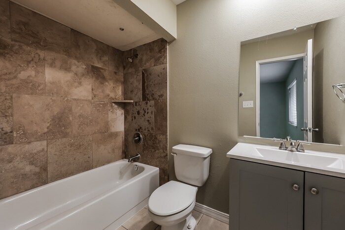 Building Photo - 404 Woodcrest Way