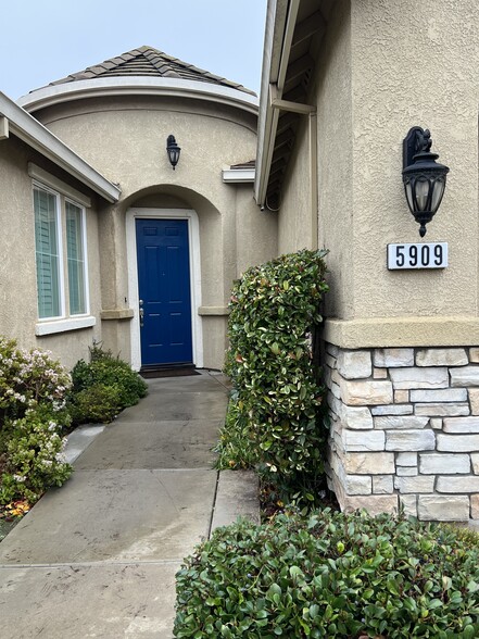 Courtyard entrance - 5909 Silveroak Cir