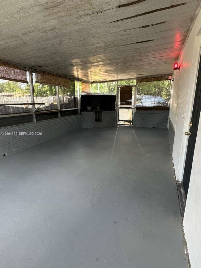 Building Photo - 2458 Plunkett St