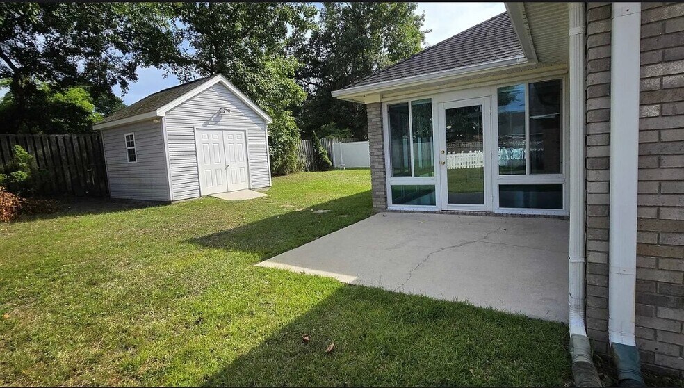 Building Photo - 4091 Lake Shore Dr