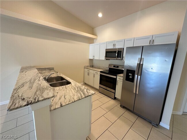 Building Photo - 4521 SW 9th Ave