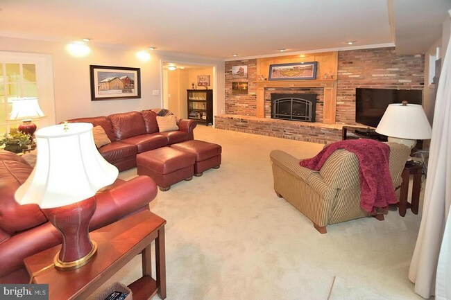 Building Photo - 610 John Marshall Dr NE