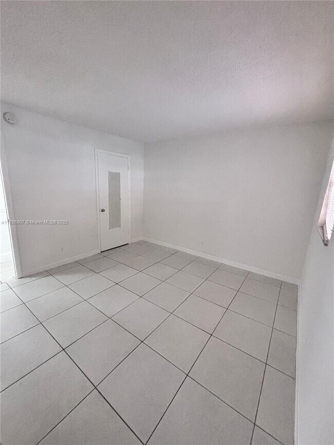 Building Photo - 430 Commodore Dr
