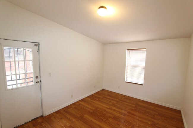 Building Photo - * LEASE PENDING Move-in ready Home in Railroad Springs