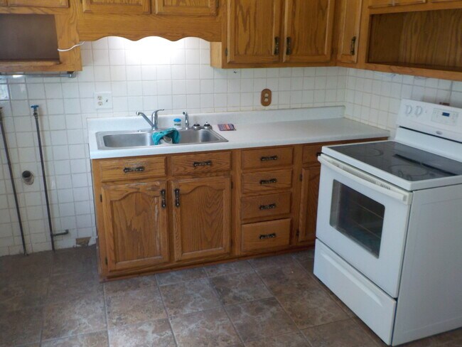 Building Photo - 1027 W 10th St