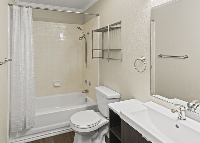 Building Photo - "Spacious 3-Bed Sanctuary with 2.5 Baths o...