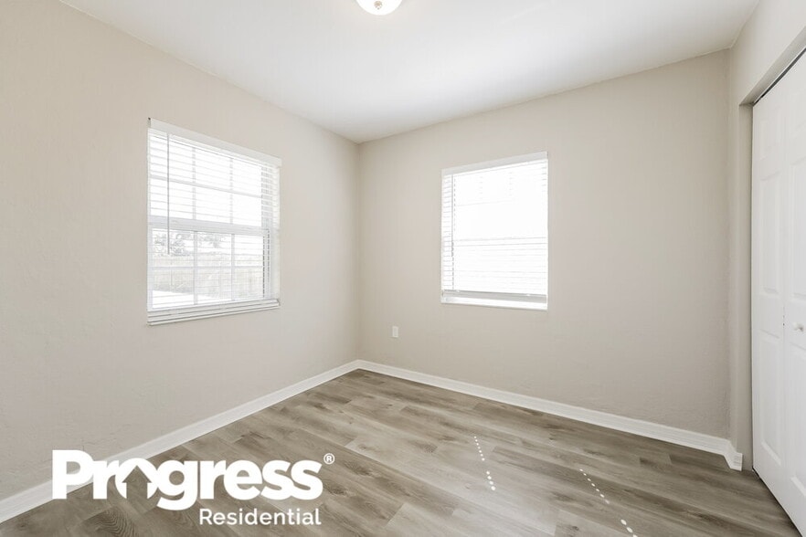 Building Photo - 5 Victoria Dr