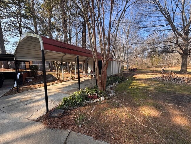 Building Photo - 3 Bedrooms- 1 Bathroom- House in Coosa!