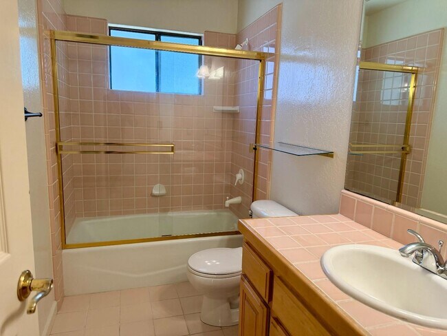 Building Photo - 213 Vía Lantana