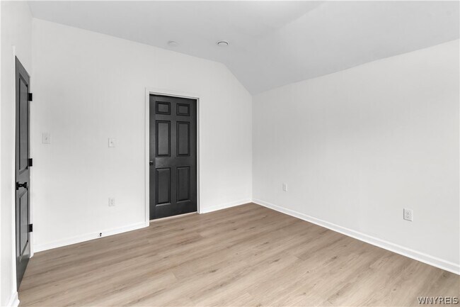 Building Photo - 545 Niagara St
