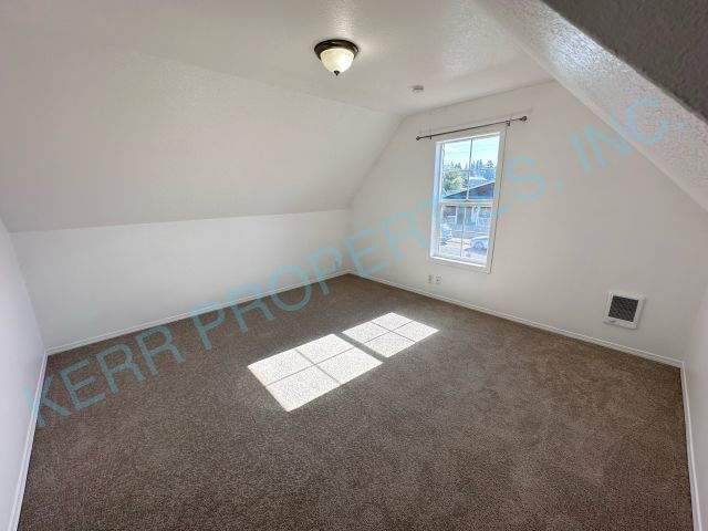 Building Photo - 343 NW Zobrist St