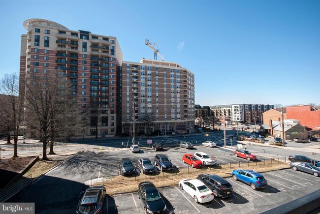 Building Photo - 1320 Fenwick Ln
