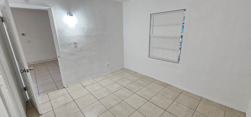 Building Photo - 1610 NW 7th Pl