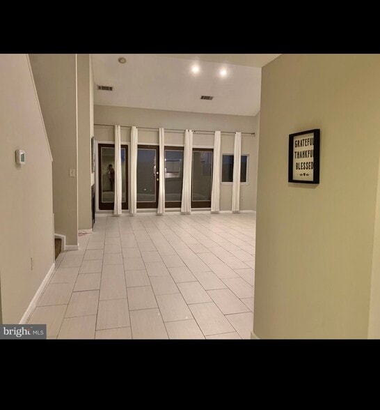 Building Photo - 1040 Deer Ridge Dr