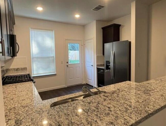 Building Photo - 10565 Pineland Dr