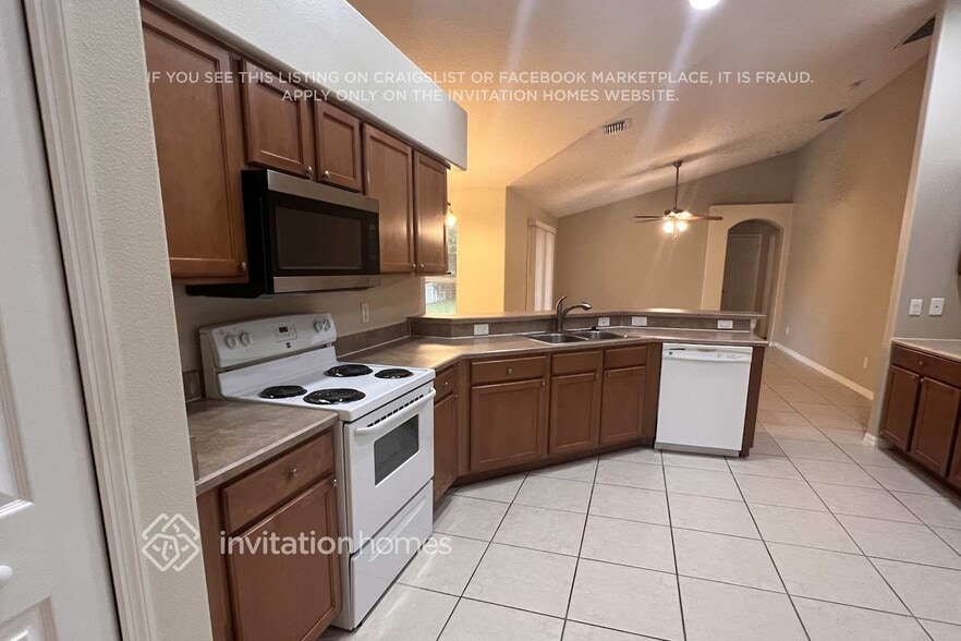 Building Photo - 1571 Parkglen Cir