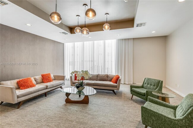 Building Photo - 9225 Collins Ave