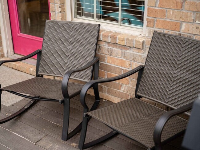 Building Photo - 1802 NW Mustang Ave