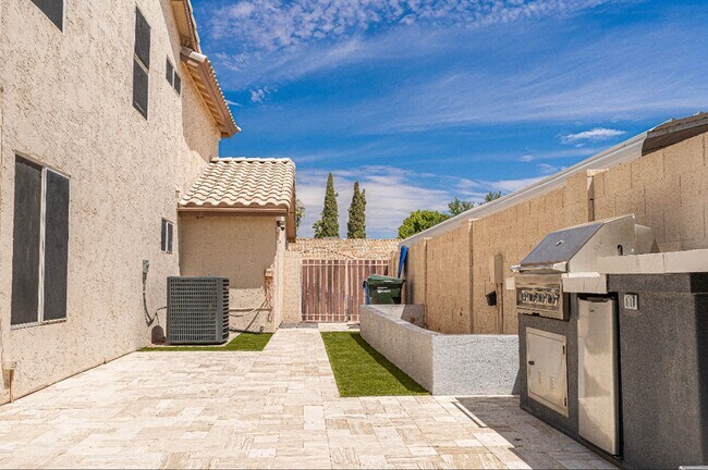 Building Photo - Stunning 4 Bedroom/2.5 Bath Home In Phoeni...