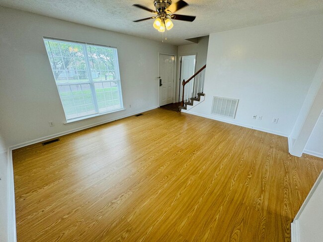 Building Photo - For Lease - 3 Bed, 2 Bath, 1400sqft Home i...