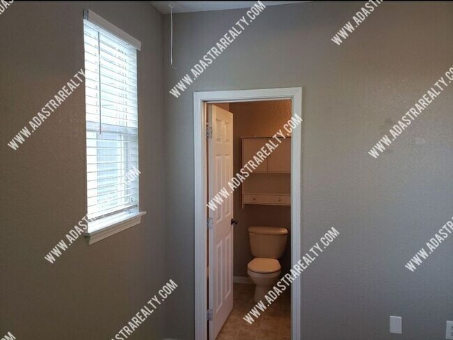 Building Photo - Spacious Remodeled 2 Bed/2 Bath in Lawrenc...