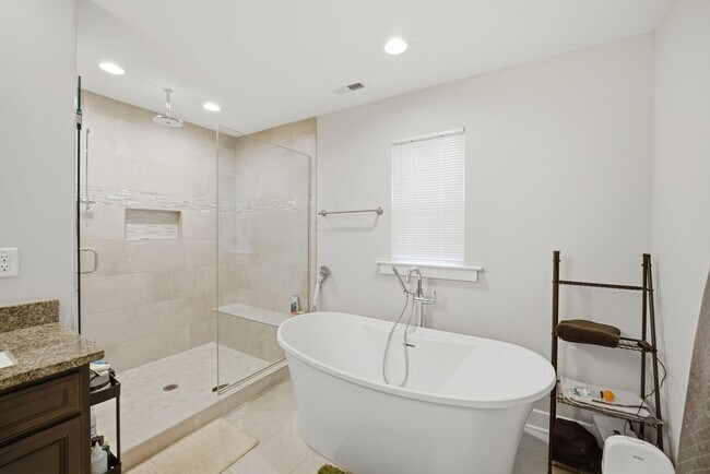 Building Photo - Welcome to this beautiful 4 Bedroom, 2.5 bathroom home nestled in a quiet community in Suffolk!
