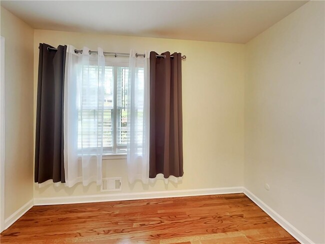 Building Photo - 1852 Gainsborough Dr
